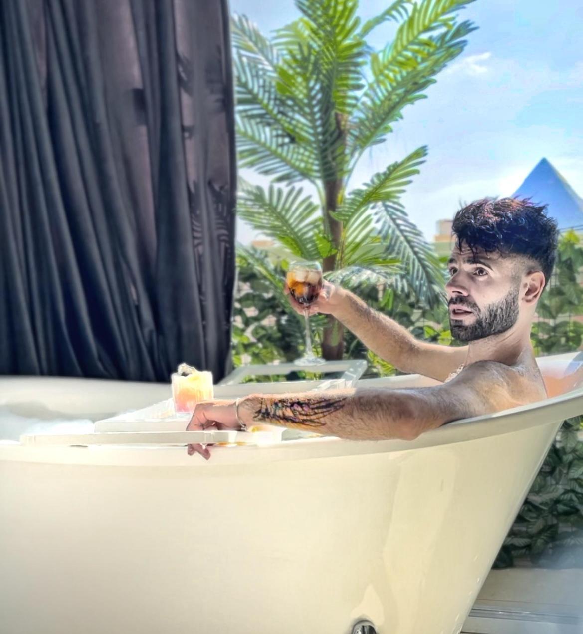 Jacuzzi Pyramids View Apartamento *